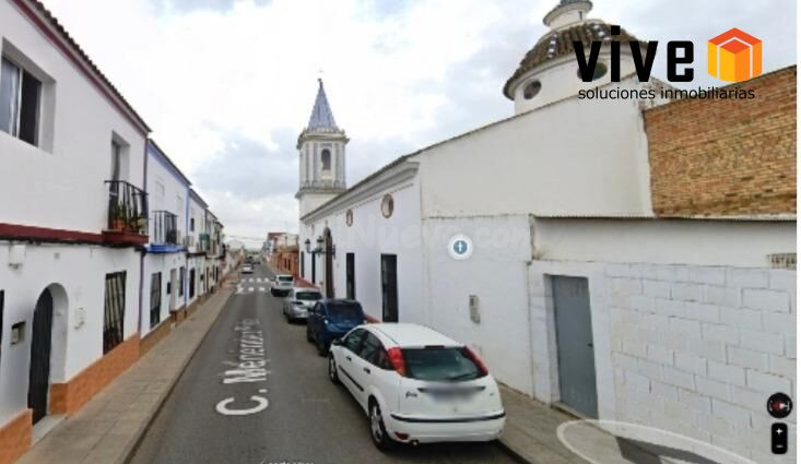 Casa adosada de esquina en Pilas en calle Menendez Pidal...!!