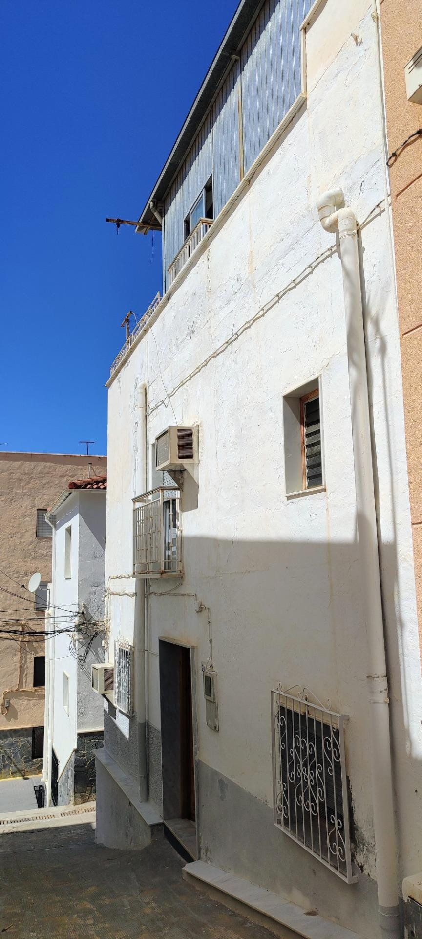 MACAEL ( ALMERÍA ). VIVIENDA DE 2 PLANTAS CON SEMISÓTANO , 3 DORMITORIOS Y TERRAZA EN EXCELENTE UBICACIÓN