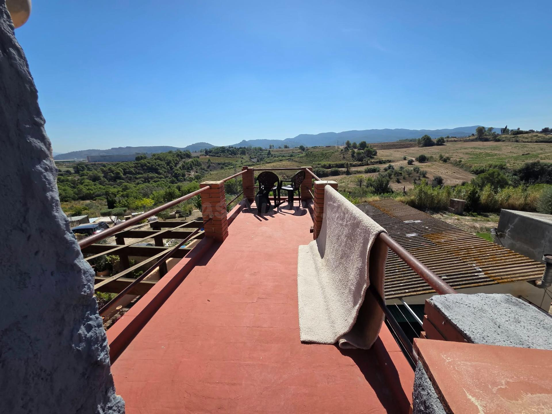 Casa adosada de tres plantas en la zona Can Prats de Sant Esteve Sesrovires
