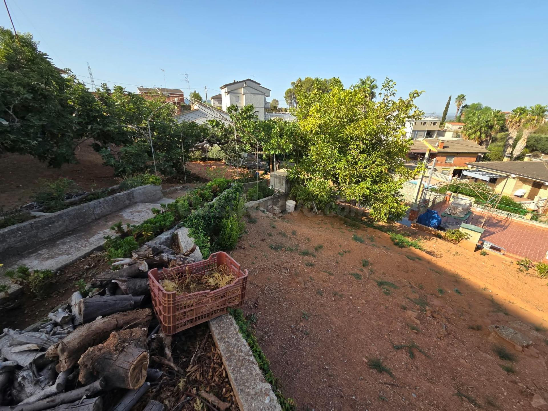 TERRENO EN VENTA CON EDIFICACIÓN EN CAN SANTEUGINI, CASTELLBISBAL