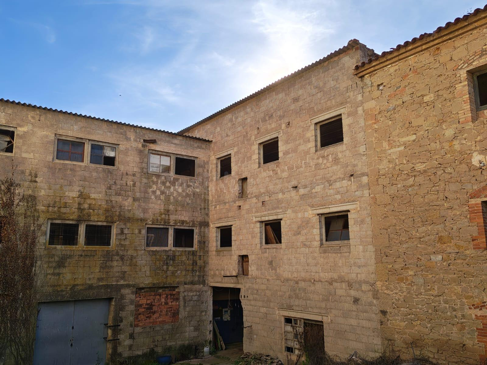 EDIFICIO EN VENTA A REFORMAR, PARA USO RESIDENCIAL O COMERCIAL, EN ZONA CENTRO  IGLESIA DE MONISTROL DE CALDERS