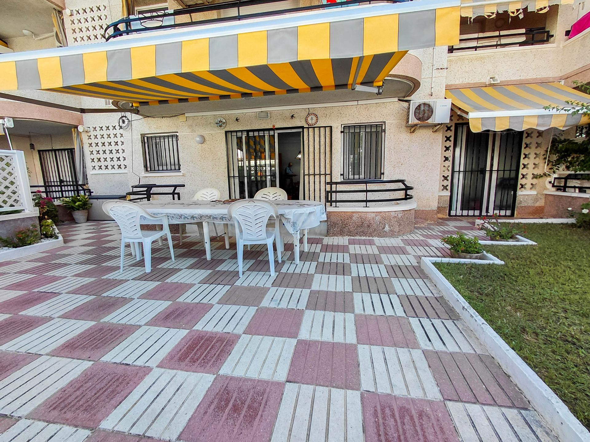 Planta baja con jardín y terraza en venta a pocos metros del mar en Cunit