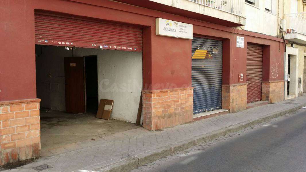 Gran local comercial de 180 m2 con tres escaparates junton al campo de fútbol