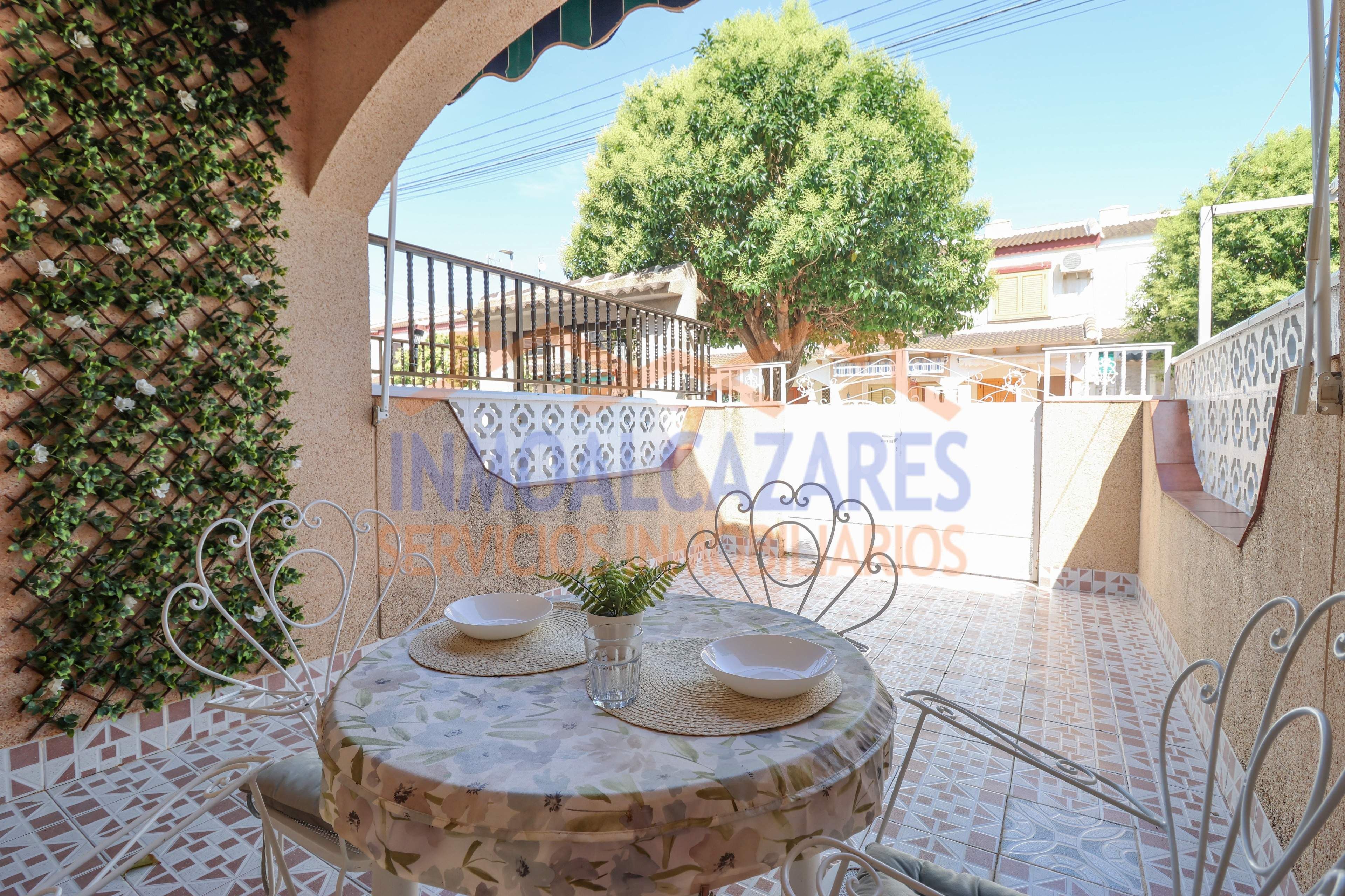 A 650m DE LA PLAYA Y UN PASO DE LA PISCINA, DÚPLEX DE 2 DORMITORIOS, 2 BAÑOS Y JARDIN, EN LOS ALCÁZARES, MURCIA