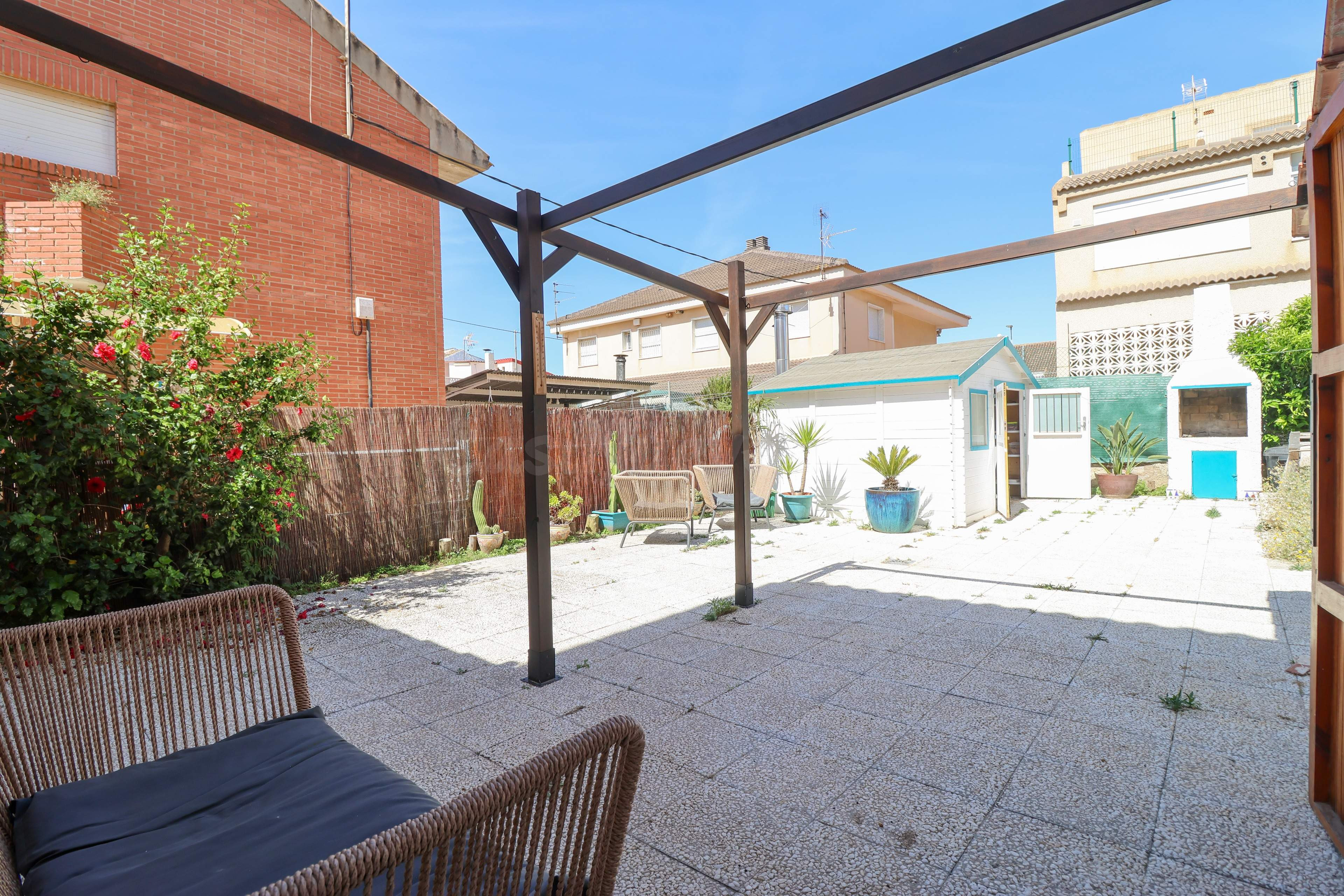 A SOLO 350m DEL MAR, DUPLEX CON JARDIN, 3 habitaciones Y 2 BAÑOS. EN LOS NAREJOS, LOS ALCAZARES, MURCIA.
