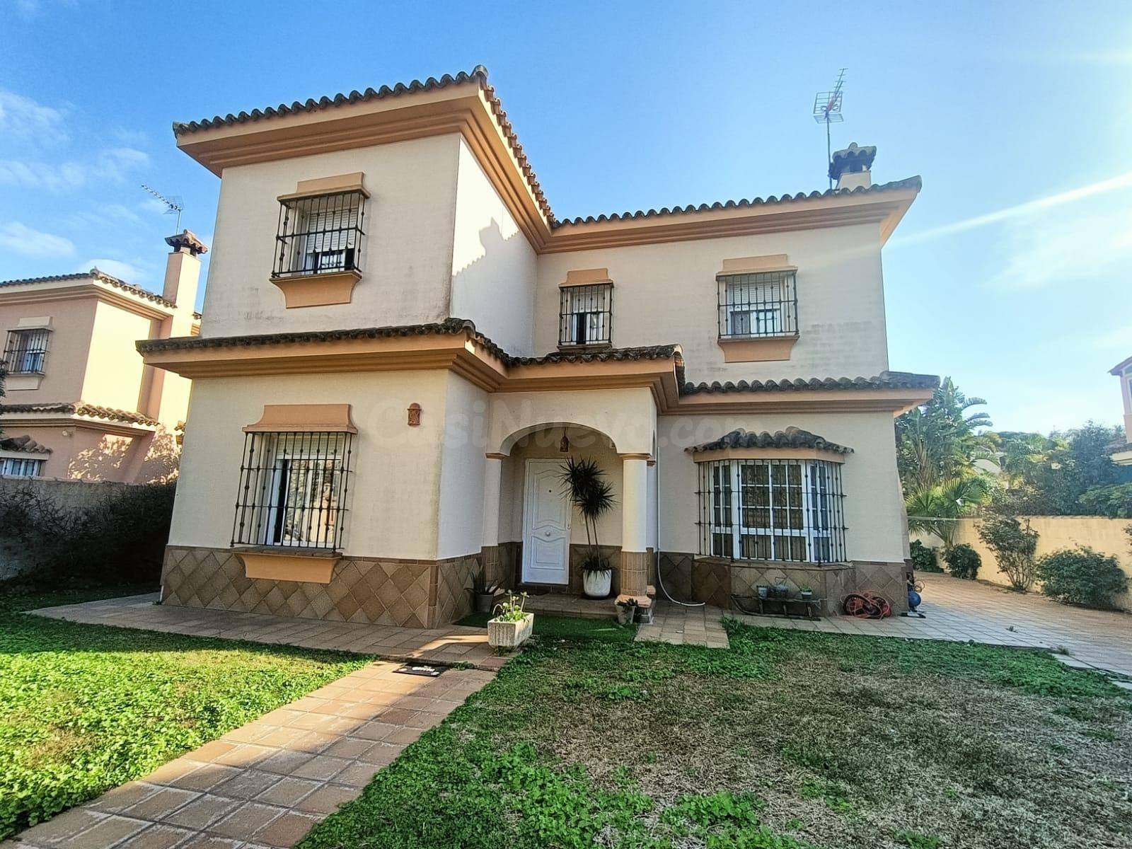 Chalet urbano en Mogarizas con piscina y garaje cerrado