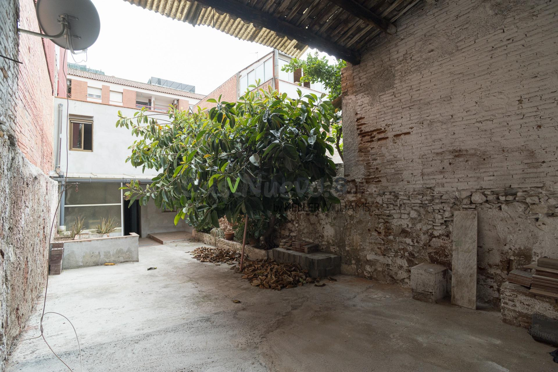 CASA DE PUEBLO DE 1900 EN EL CENTRO DE SANT ANDREU DE LA BARCA