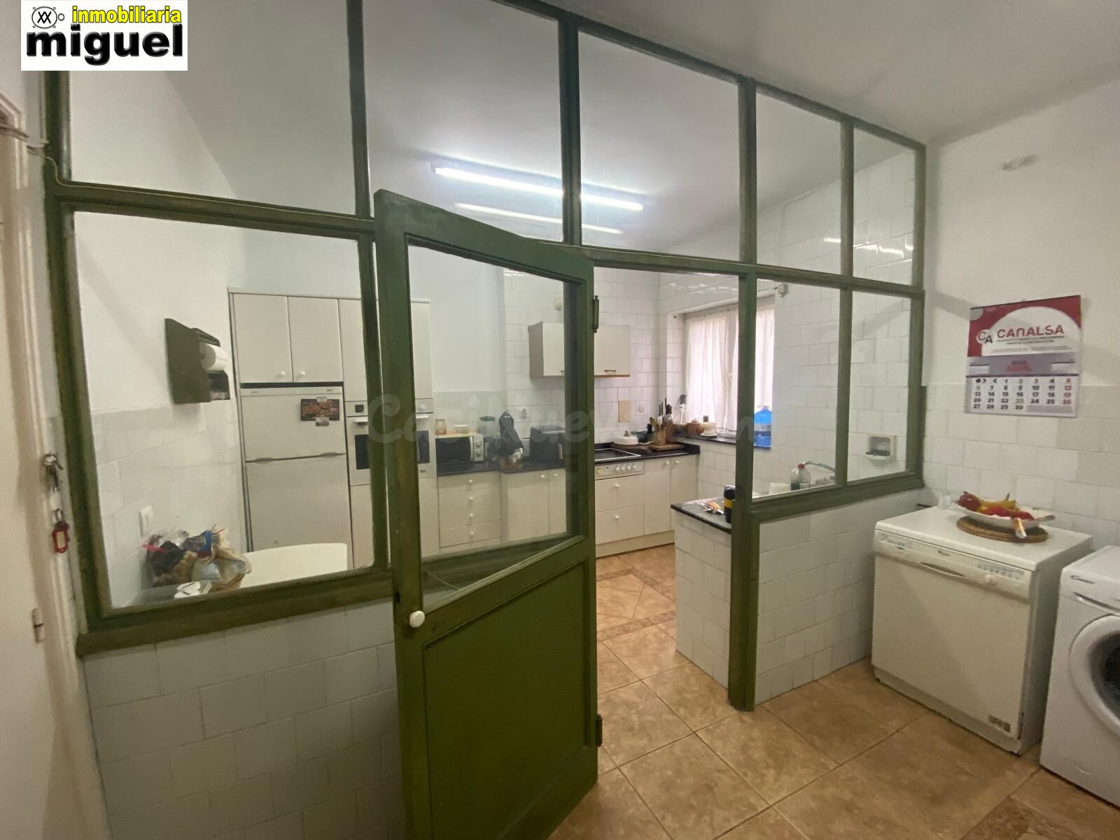 Gran piso de 321m2 con garaje cerrado y aparcamiento en urba - foto 3