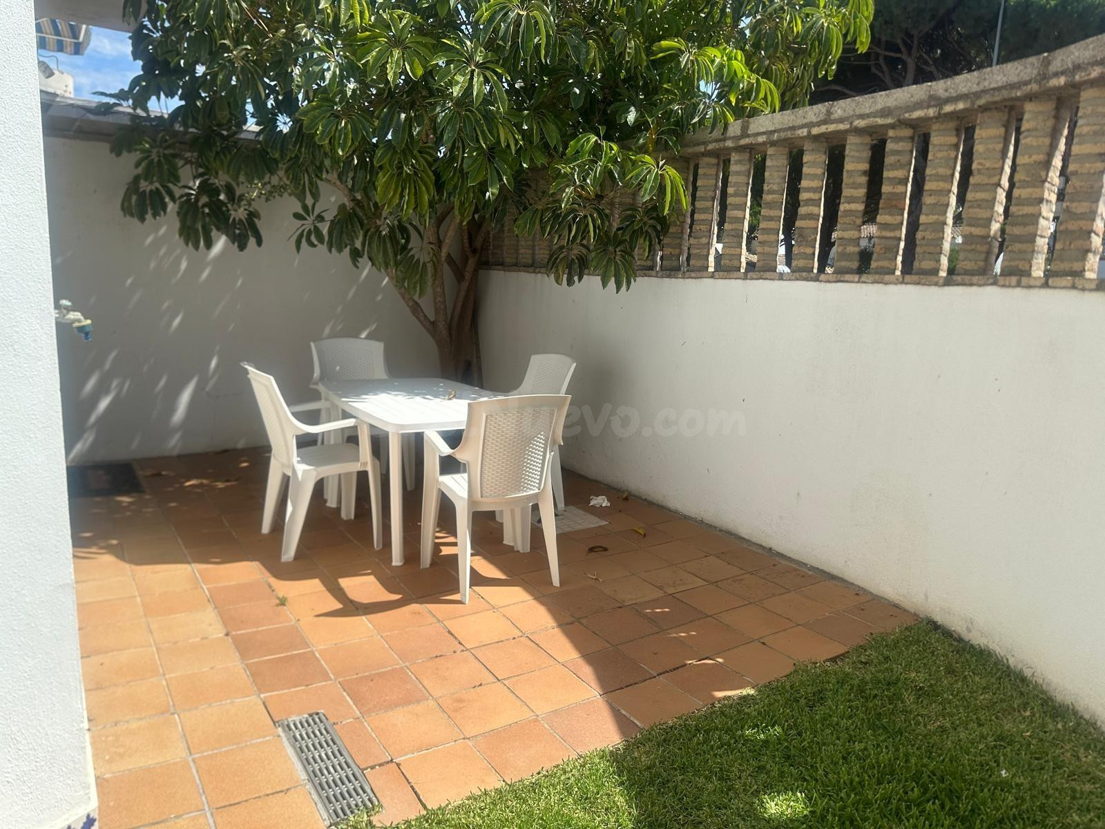 Adosado a 850 metros de la playa de La Barrosa con plaza de garaje