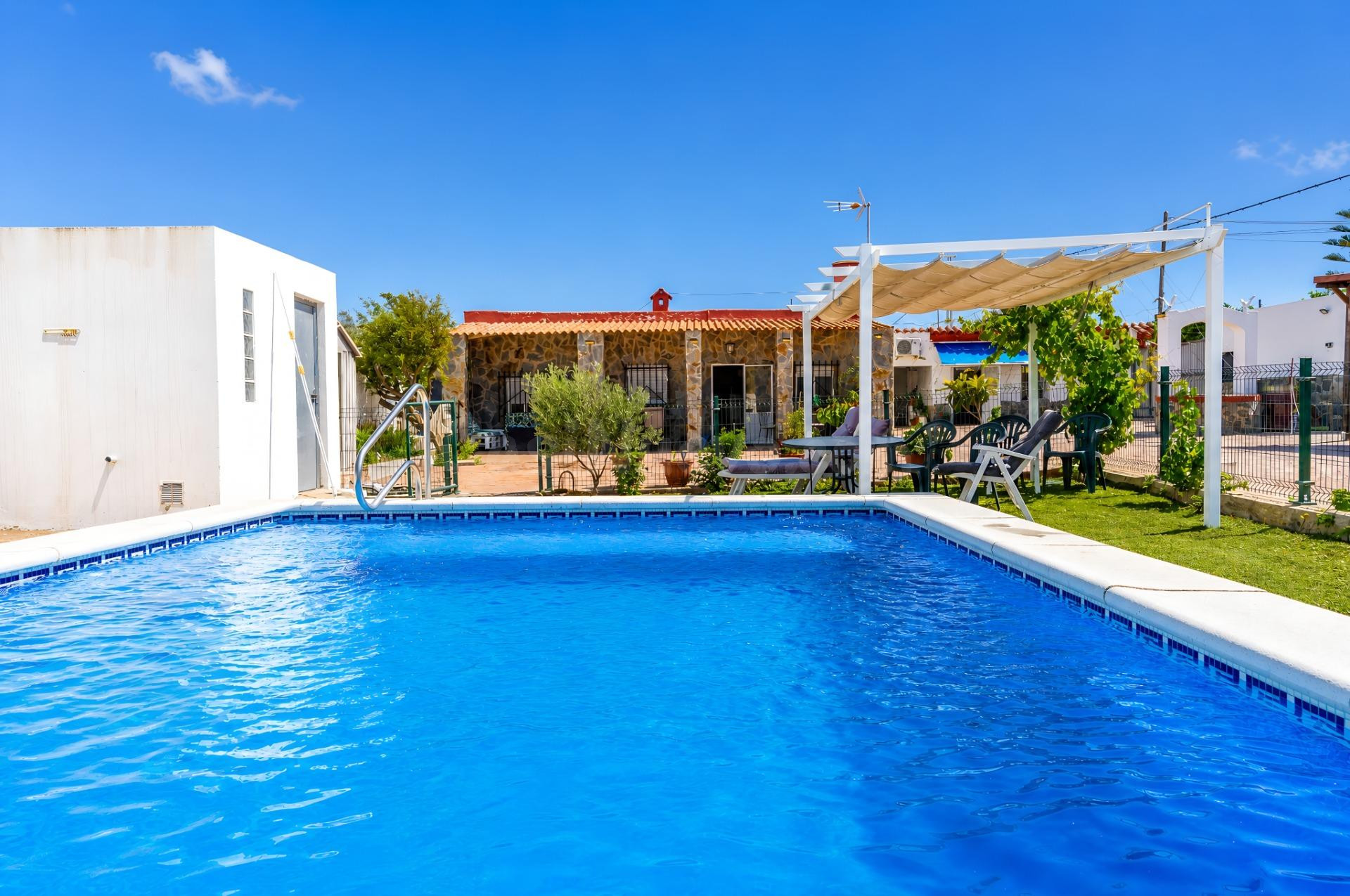 Chalet con piscina y apartamento independiente en parcela de 800 m2