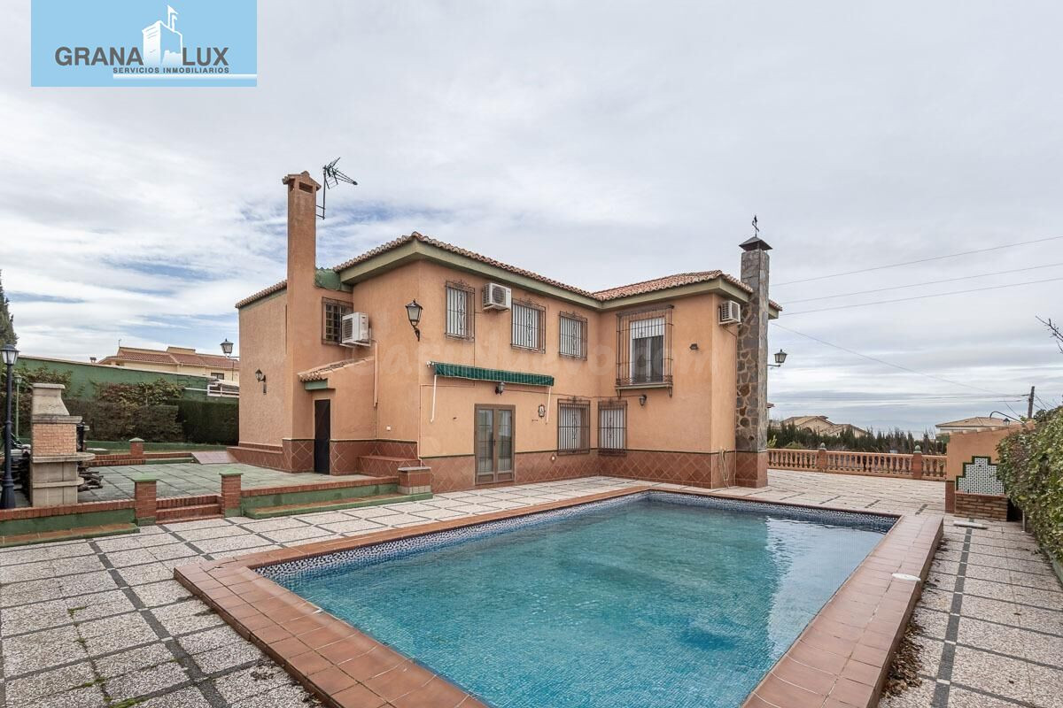 Chalet con piscina y gran parcela en la urbanización Molino Alto de Otura.