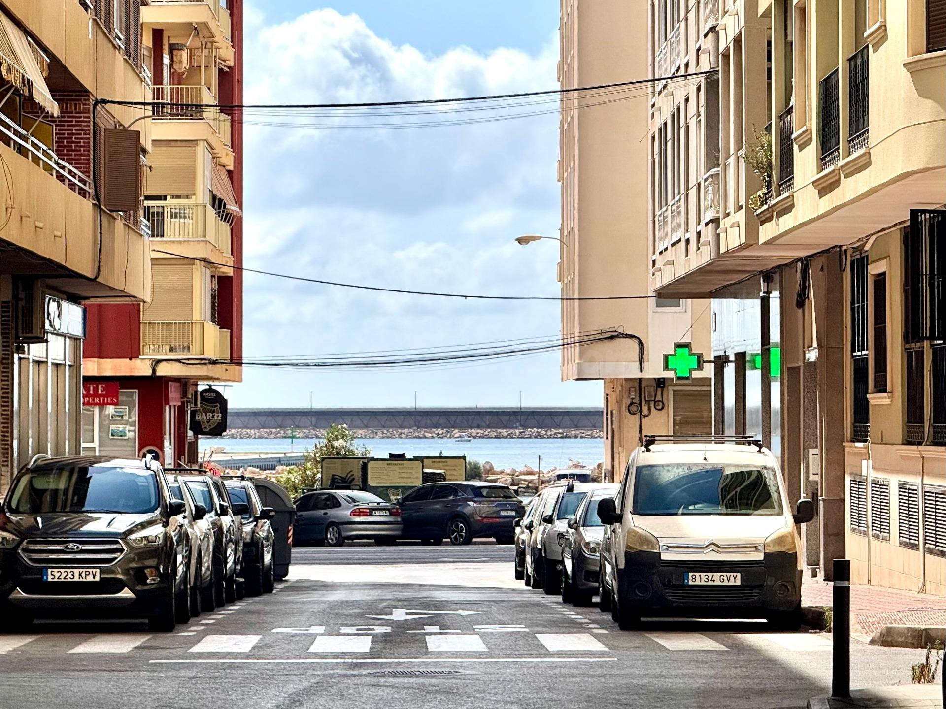 AMPLIO APARTAMENTO CON GARAJE, SOLÁRIUM Y VISTAS LATERALES AL MAR EN PLAYA DEL ACEQUIÓN