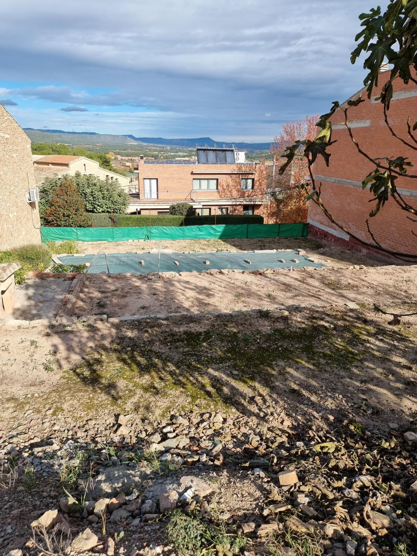 VENTA DOS TERRENOS URBANOS EN SANT MARTÍ DE TOUS ZONA TRANQUILA Y BIEN ORIENTADO!!