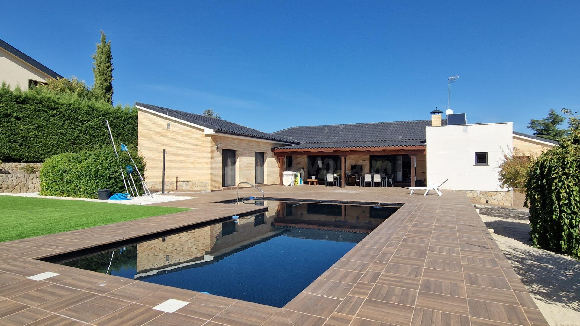 Chalet independiente de una sola planta con piscina y parcela de 2.000 m2