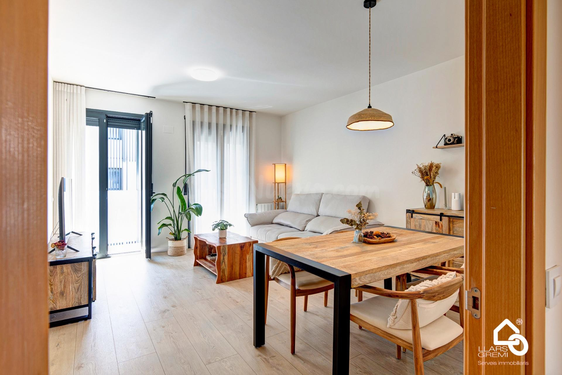 VENTA PISO EN HOSPITALET DE LLOBREGAT SEMINUEVO, PARKING Y TRASTERO