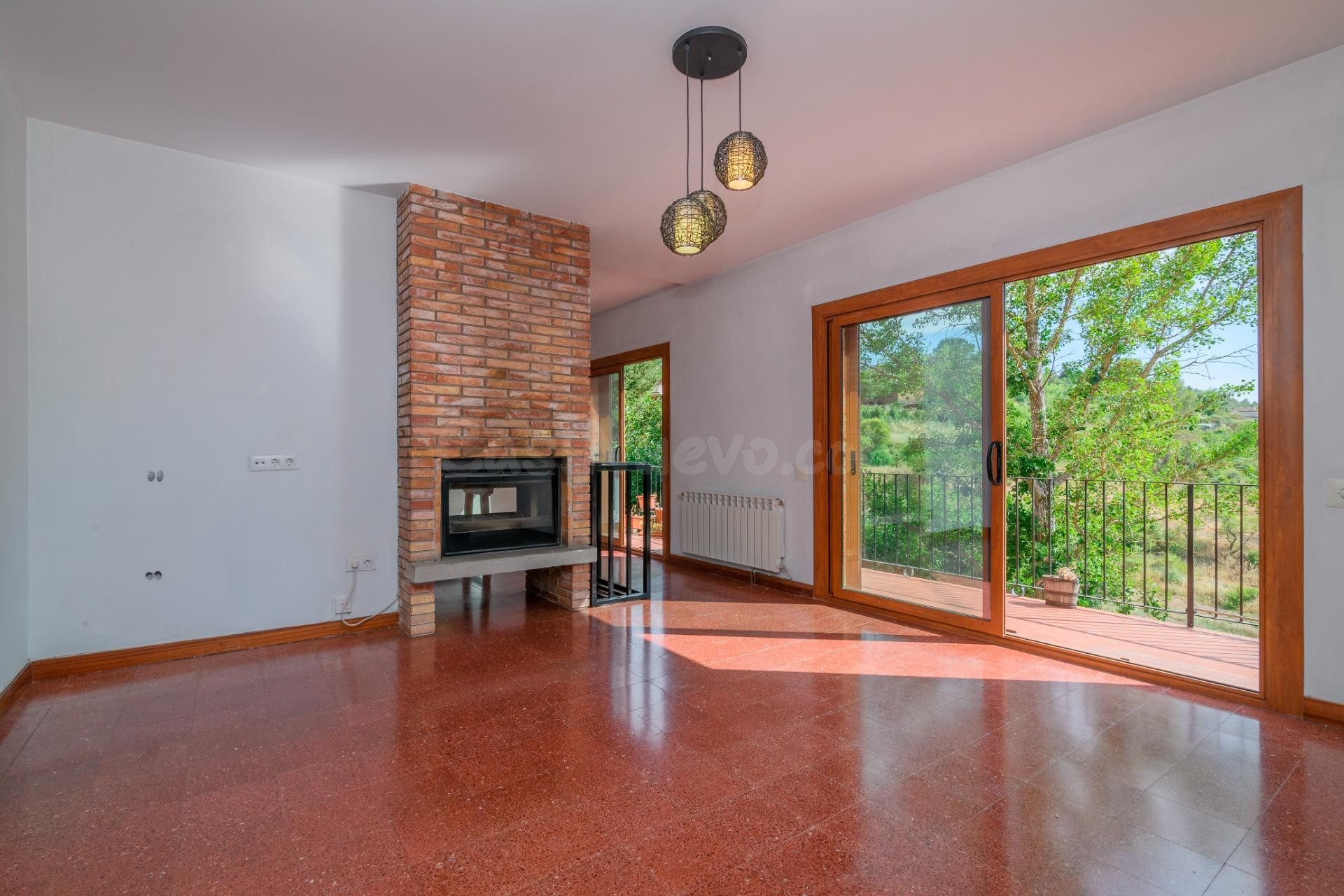 Casa de 5 hab. con jardín, pequeña piscina y estudio independiente en Sant Salvador