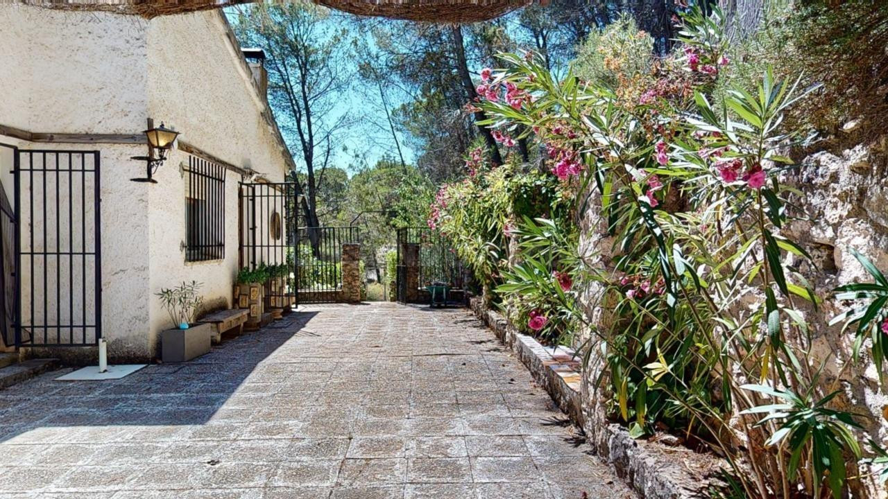 CHALET EN DOS PLANTAS  CON PARCELA DE 5.000 METROS Y GRANDES VISTAS