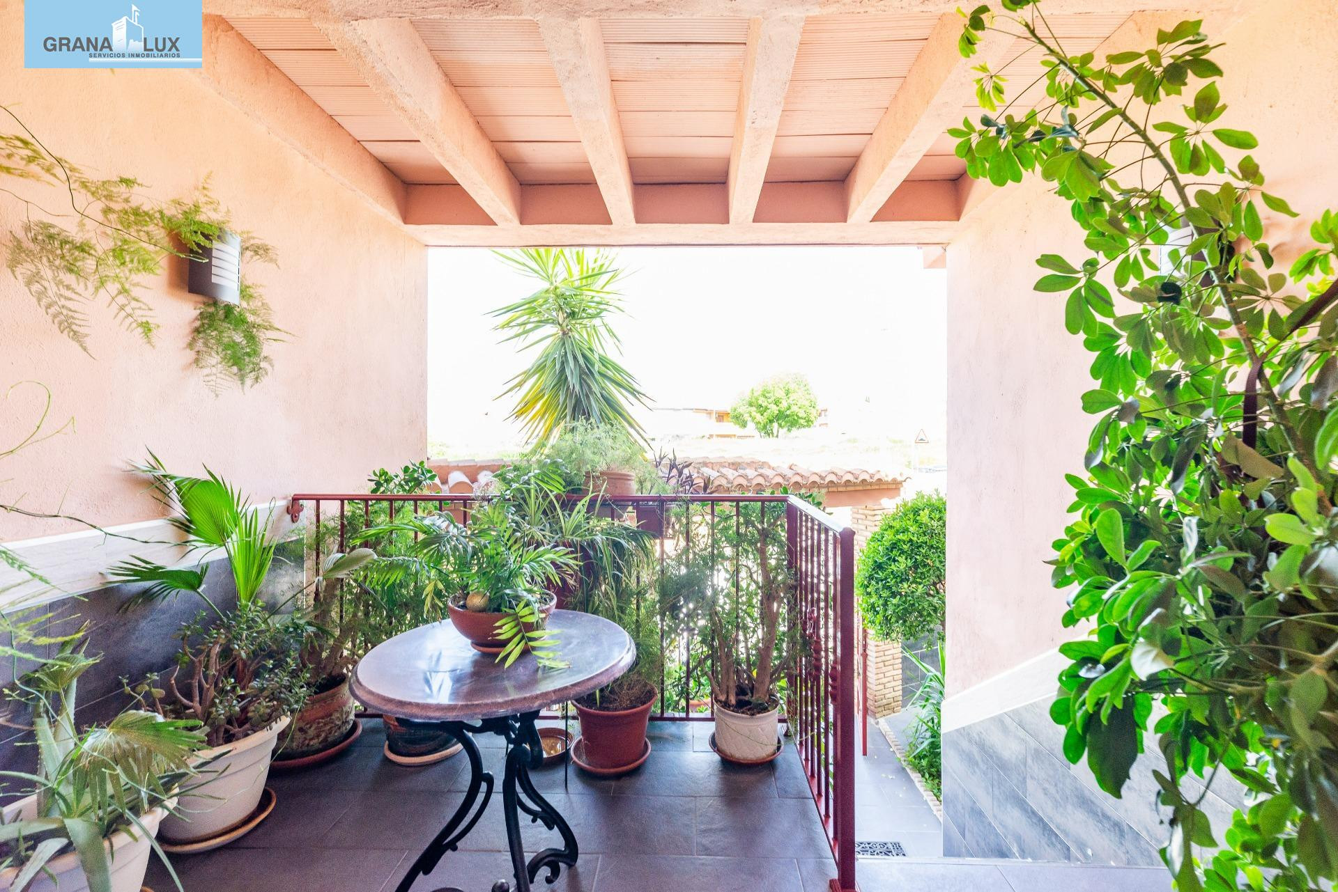 Gran Casa Adosada en Esquina en Peligros (Granada): Espacio, Comodidad y Luz Natural