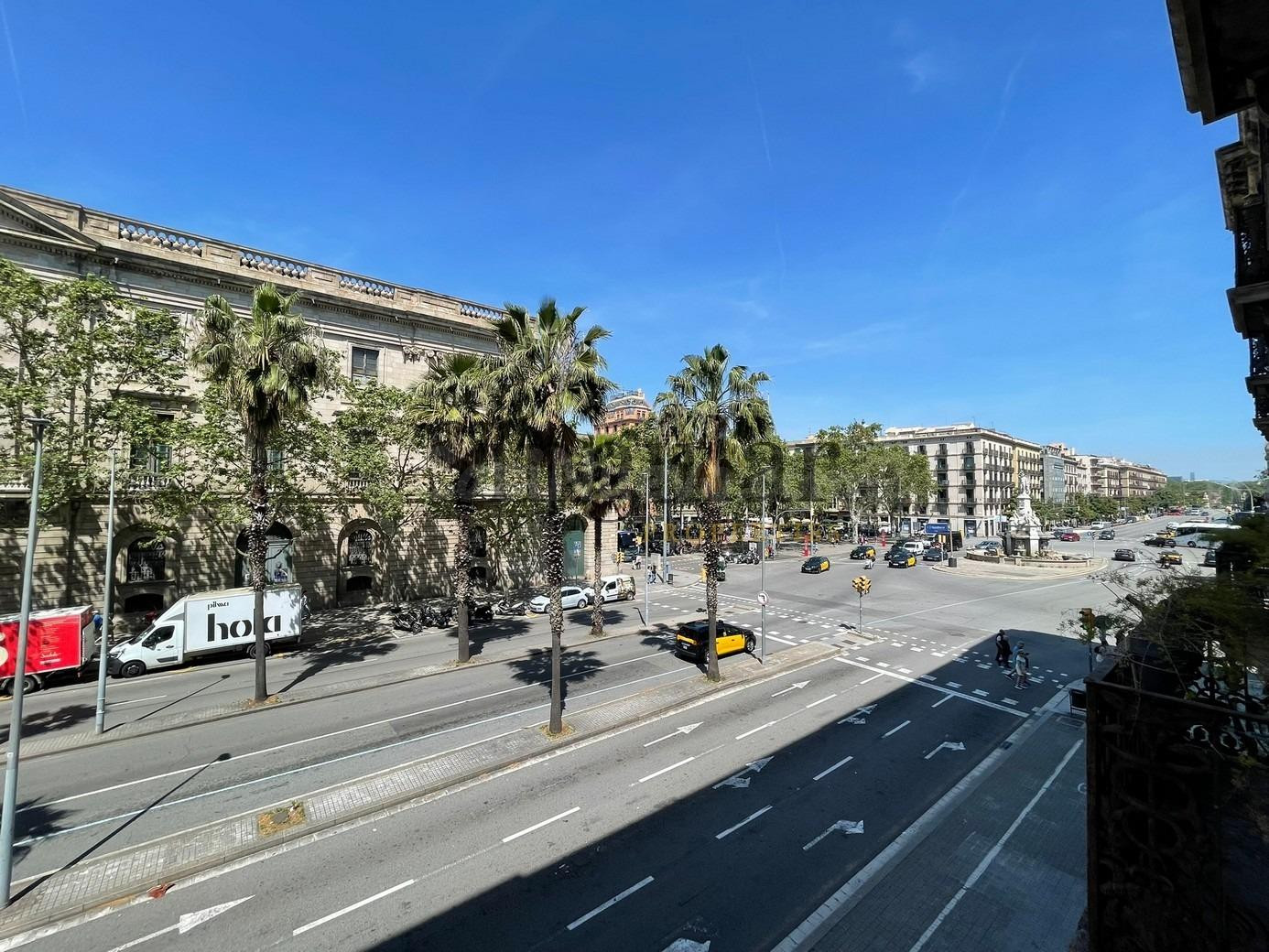 Oficina singular: luz, amplitud y vistas excepcionales en Paseo Isabel II