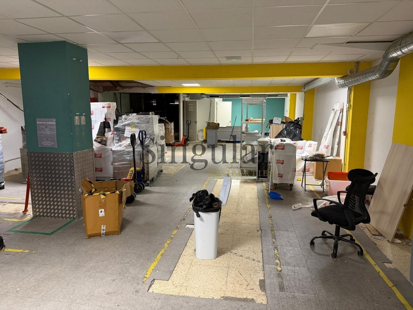 Local comercial junto a la Sagrada Familia en zona de alto tránsito
