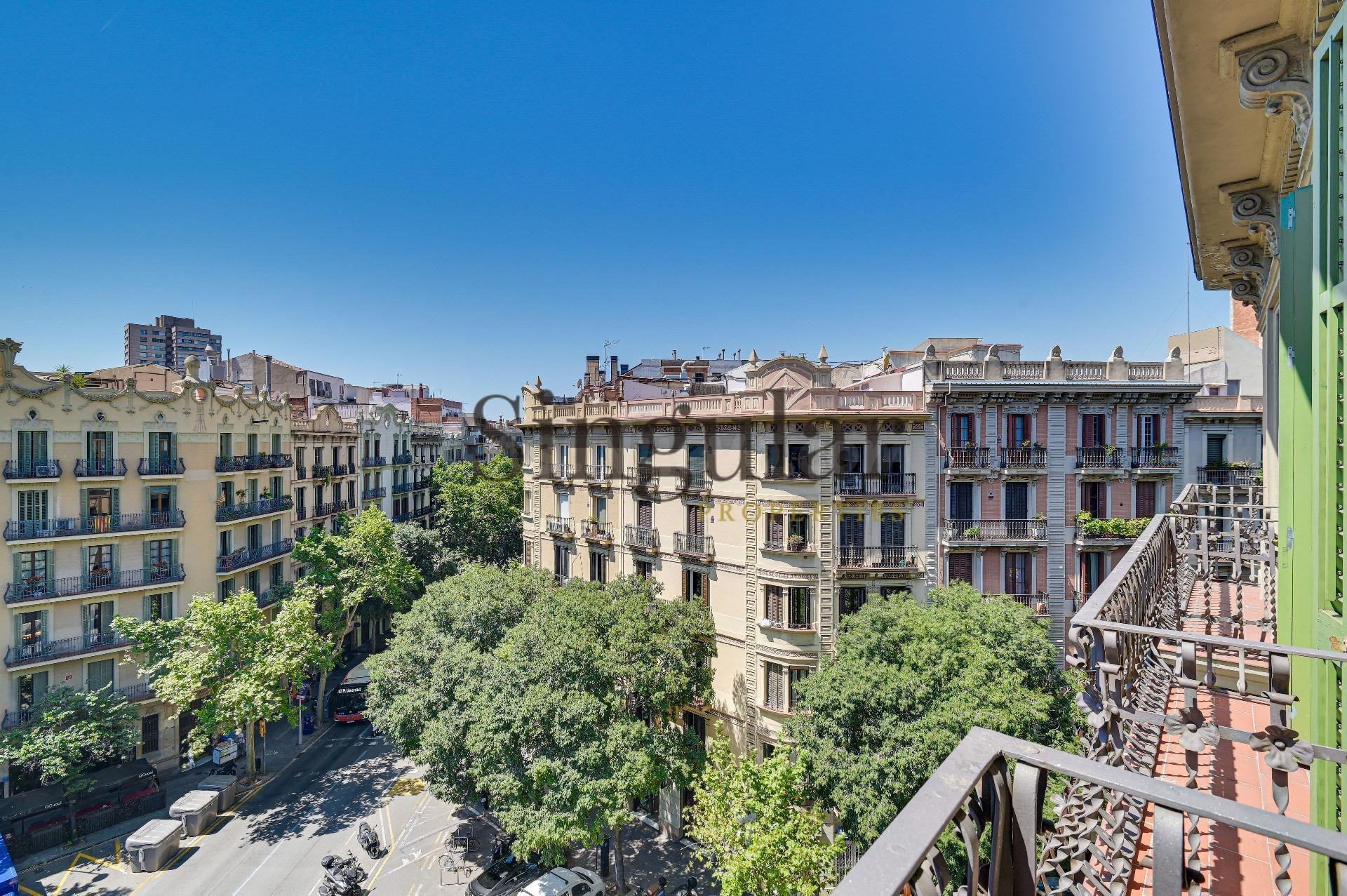 Singular Properties presenta esta elegante vivienda en finca regia junto al Passeig de Gràcia.