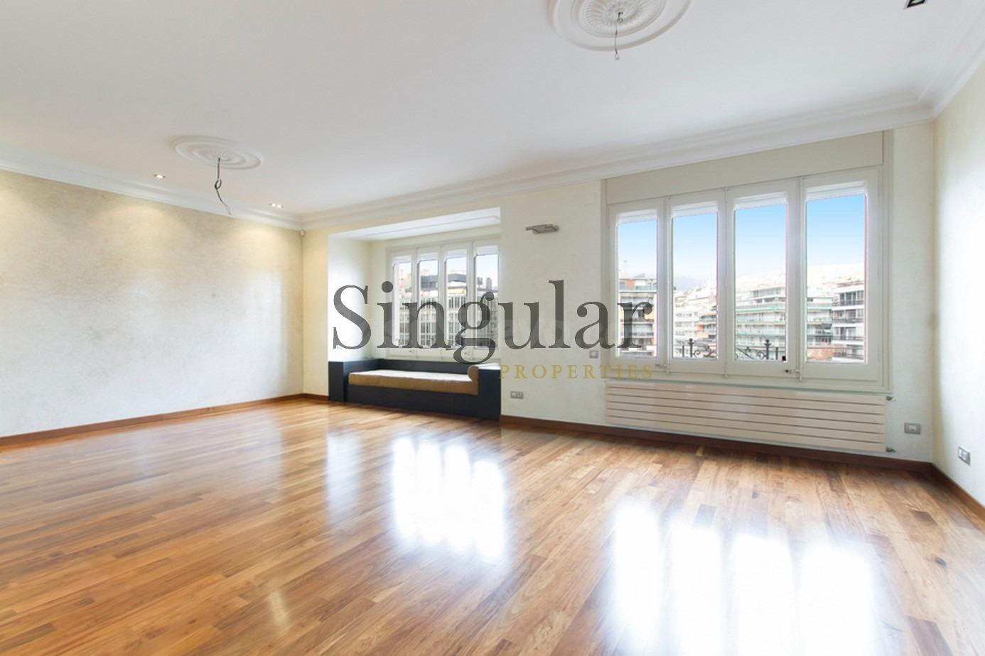 Precioso piso alto en finca clásica a pocos metros de Francesc Macià