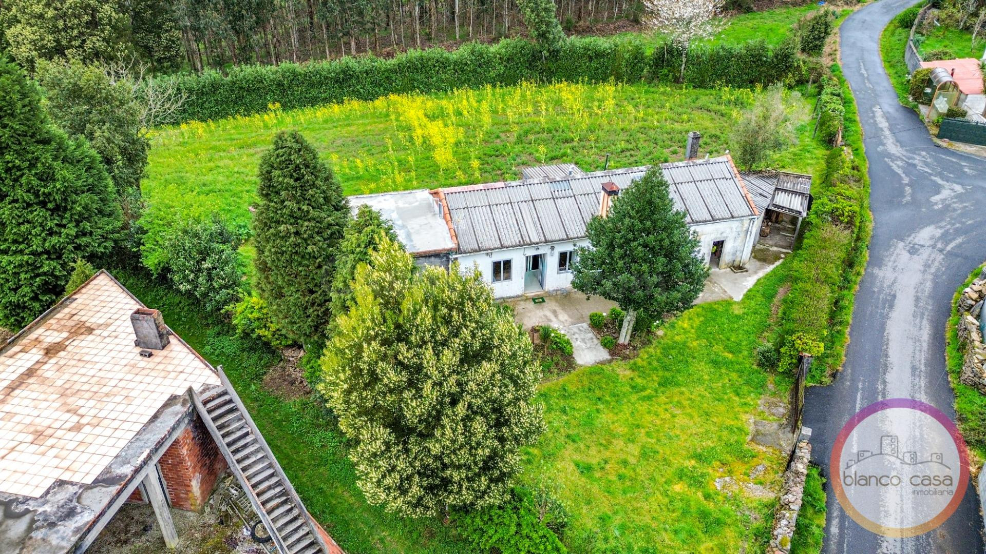 ¡CASA para ENTRAR a VIVIR  con 2.147 m2 de TERRENO por  SOLO