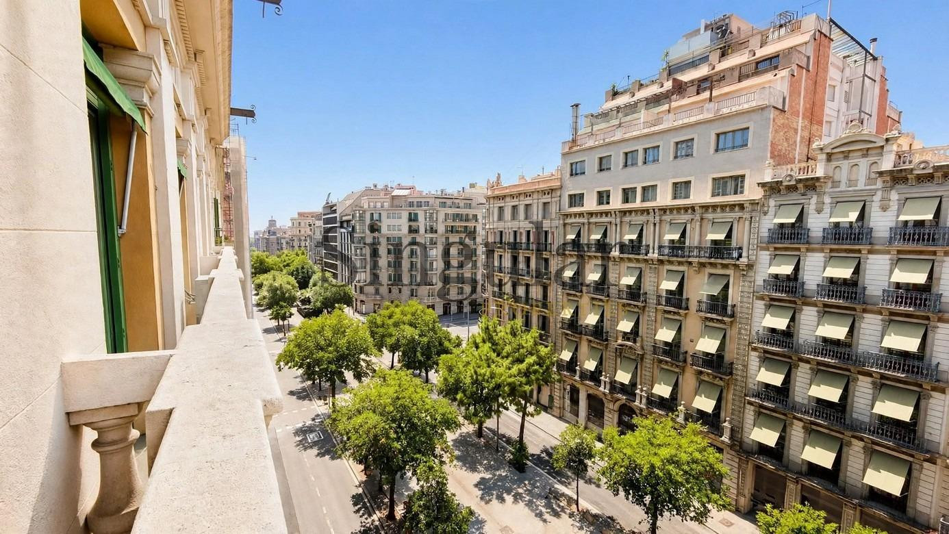 Oficina de 100 m2 en Rambla Catalunya con 3 balcones a Rambla Catalunya y posibilidad de parking en el edificio.