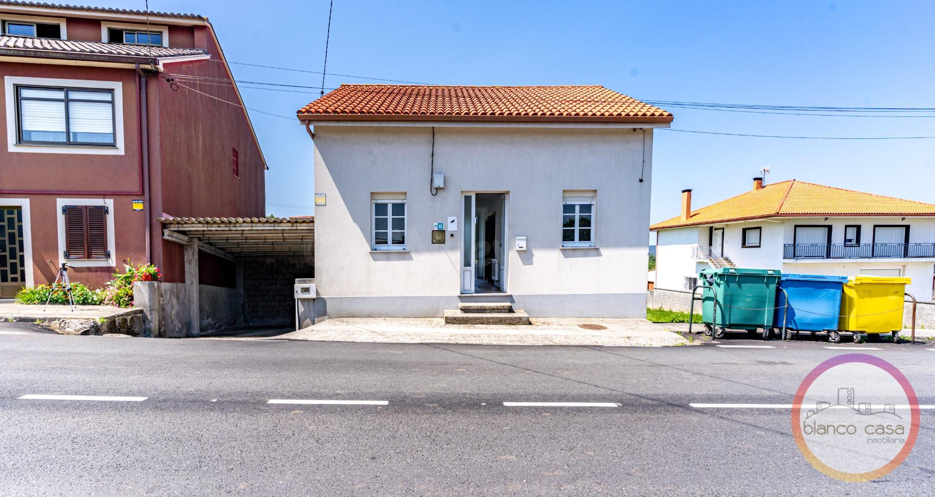 CASA lista para  ENTRAR a  VIVIR con  TERRENO y GARAJE a  SOLO 5 KM de la  PLAYA de RAZO por 154.990 €.