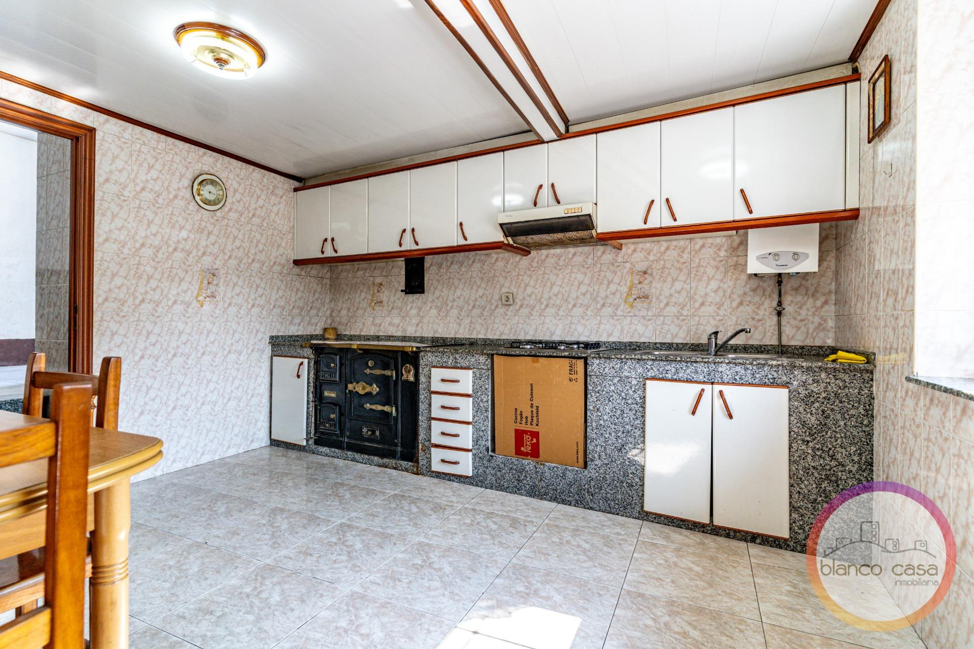 CASA de PIEDRA  con HORREO  + ALPENDRE  en Guldrís (Santa Co - foto 3