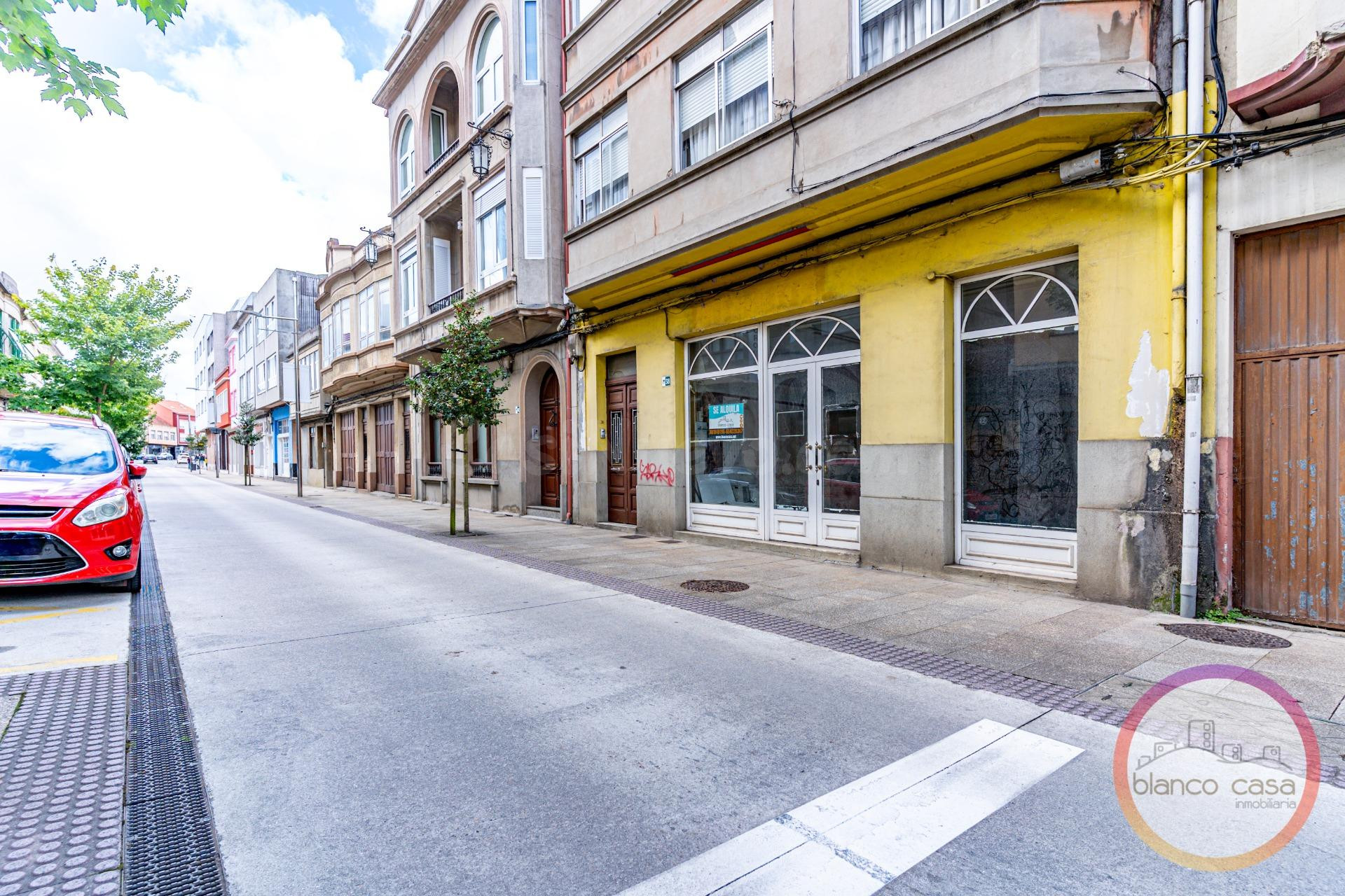 ✨ AMPLIO LOCAL COMERCIAL EN EL CENTRO DE CARBALLO – 450 €/MES