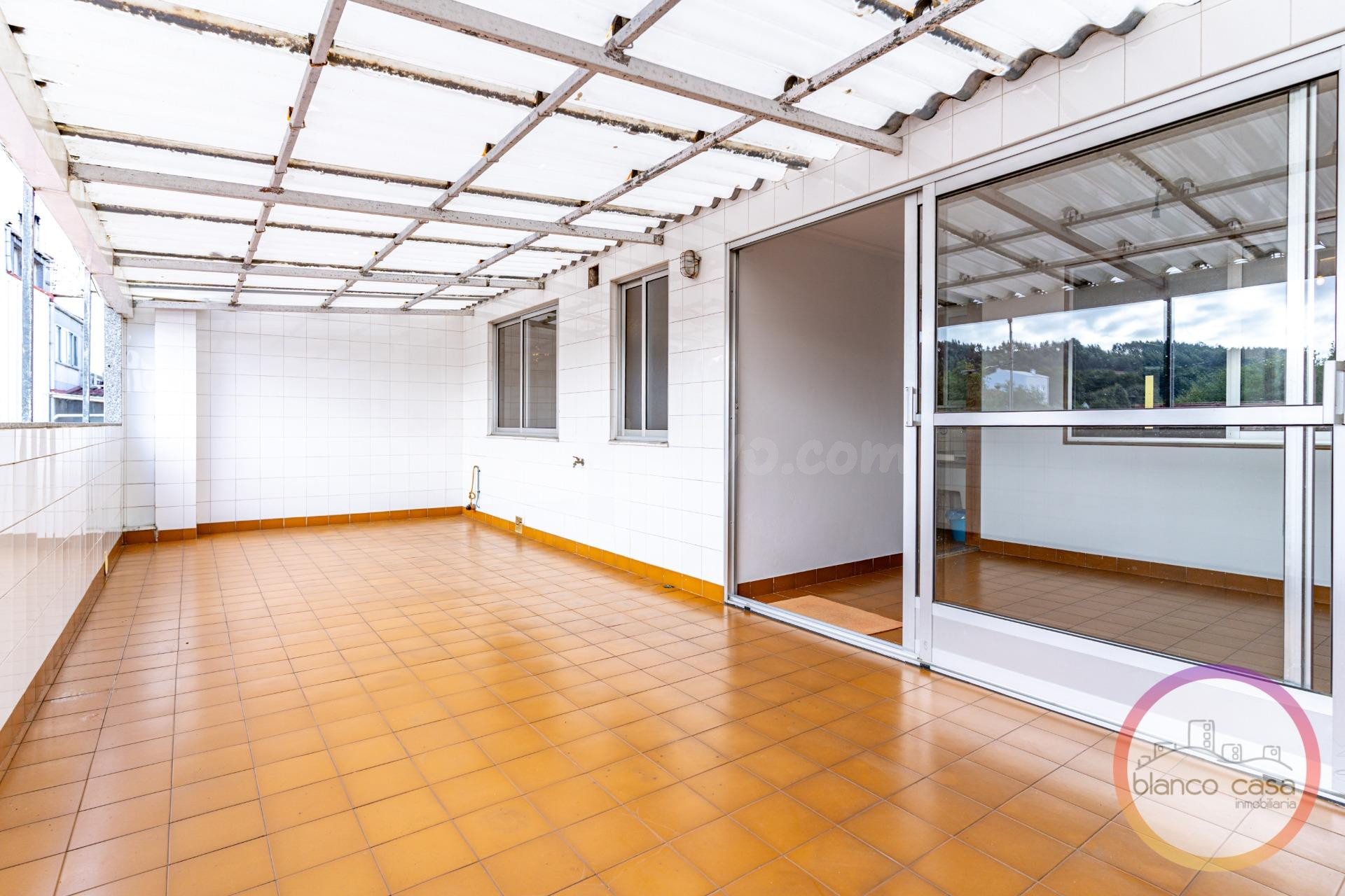 PISO de 140 m2 con  TERRAZA en Carballo(A Coruña) por 99.900 €.
