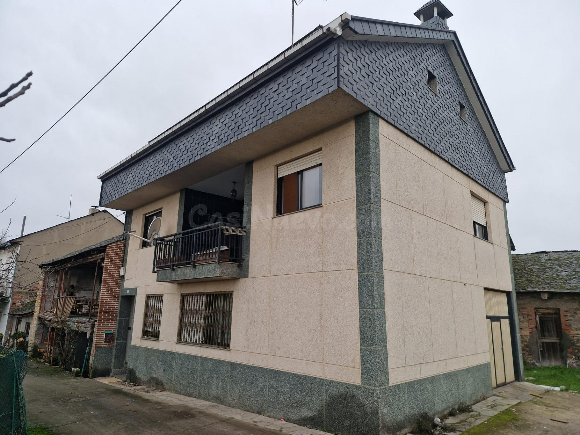Amplia Casa en Carracedelo: Tu Oportunidad de Renovación a Solo €159,000
