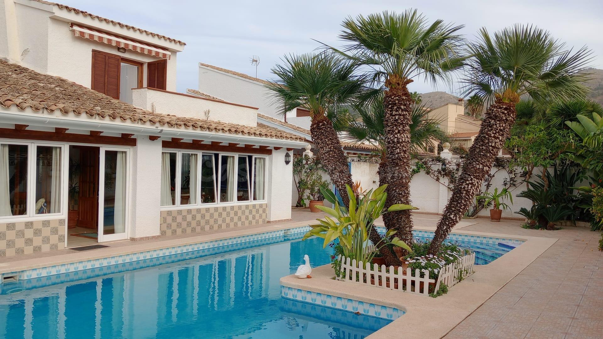 Gran chalet independiente en lujosa urbanización Rocas Blancas con piscina privada y amplia parcela.