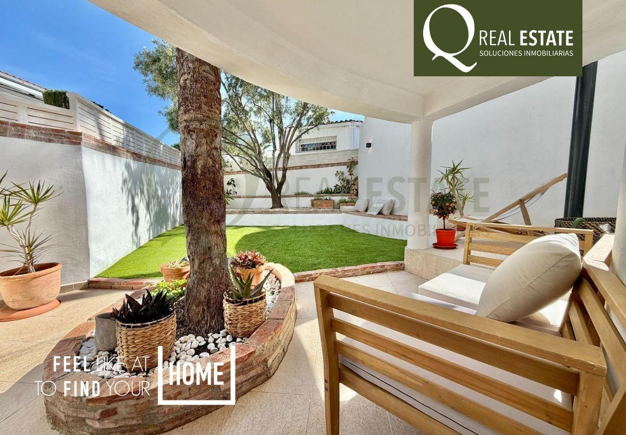 Villa mediterránea con piscina y jardín en Muchavista para familias.
