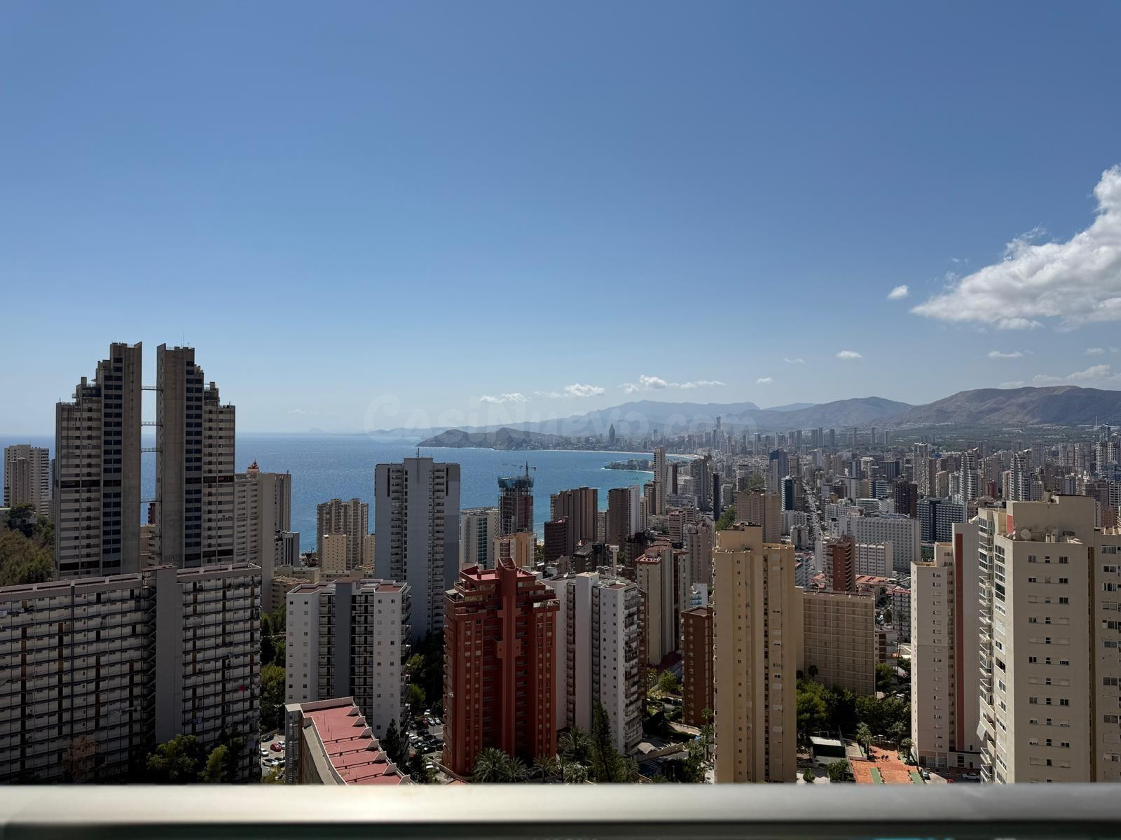 Ampio piso con vistas espectaculares al mar y Benidorm en zona Sierra Helada.