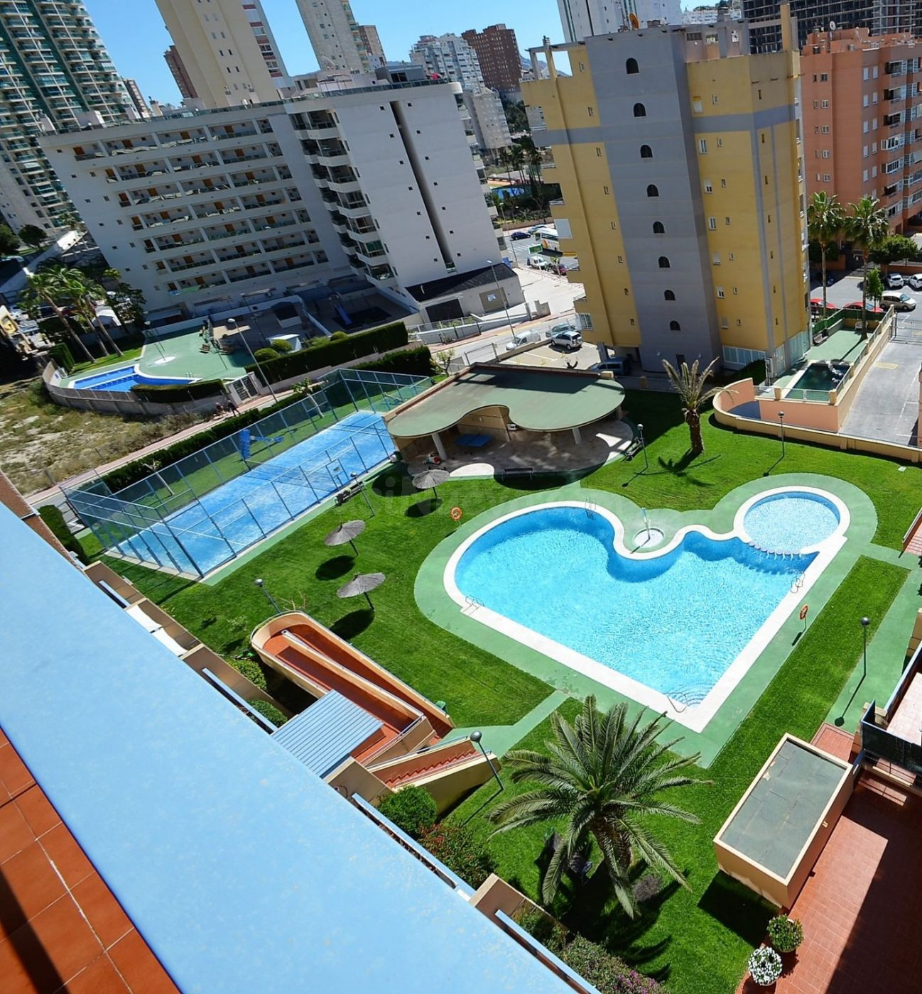 SE VENDE  PISO CON GARAJE  DE DOS DORMITORIOS CALA VILLAJOYOSA SEVENDGROUP.COM