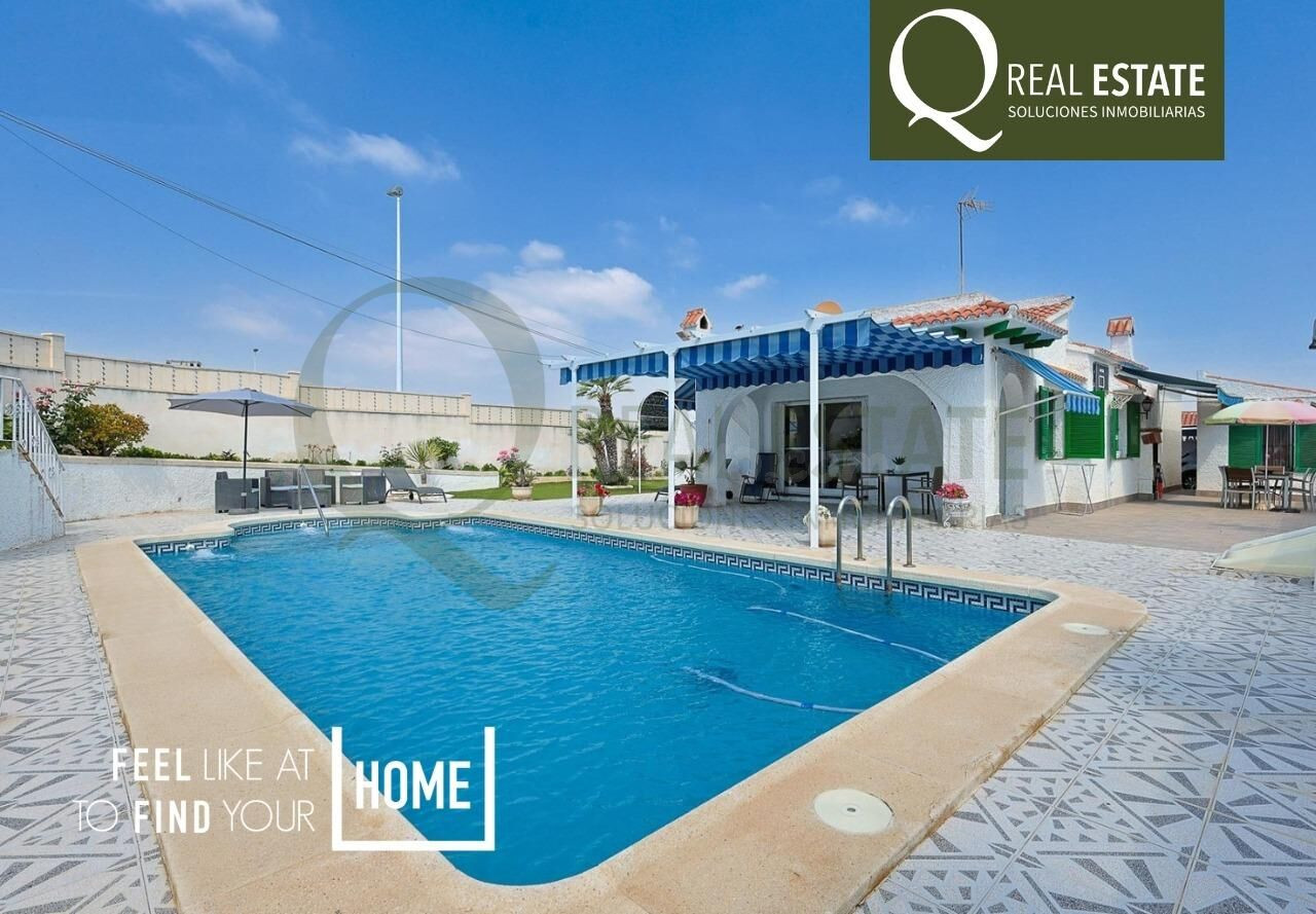 Chalet independiente en esquina con piscina privada y solárium en Arenales del Sol