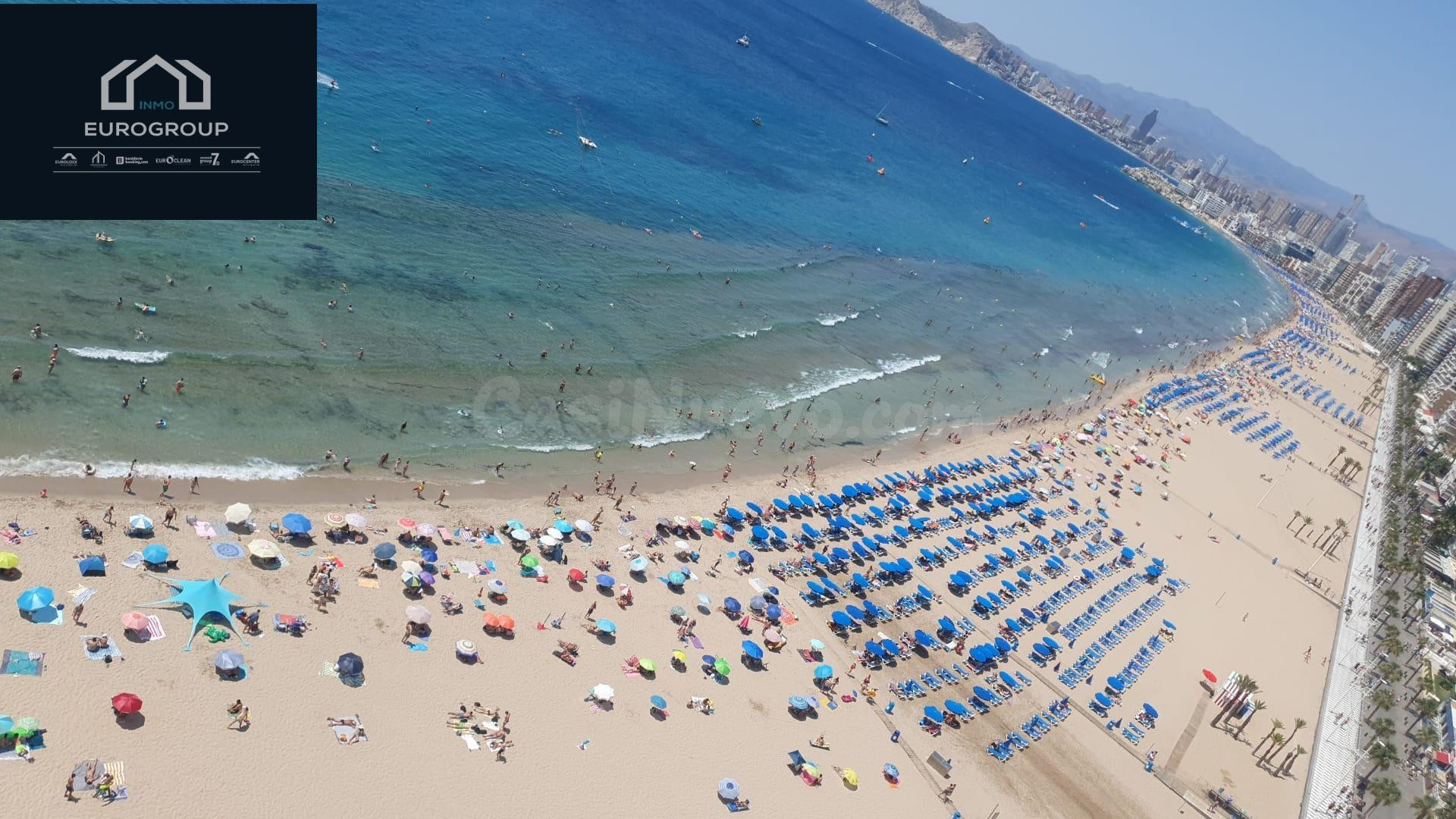 FANTASTICO PISO DE 3 DORMITORIOS Y 2 BAÑOS EN 1 LINEA  DE PLAYA DE LEVANTE CON PARKING COMUNITARIO Y PISCINA
