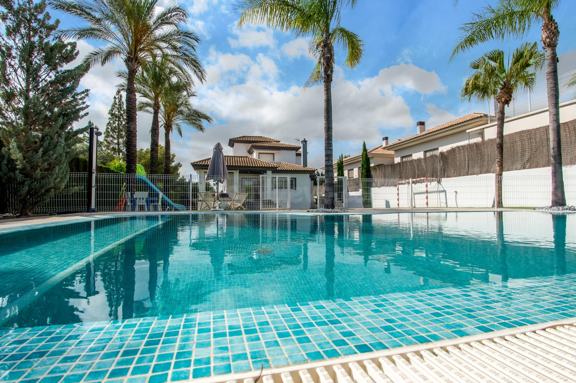 CHALET CON PARCELA DE MAS DE 1000M2  EN LA ALCAYNA