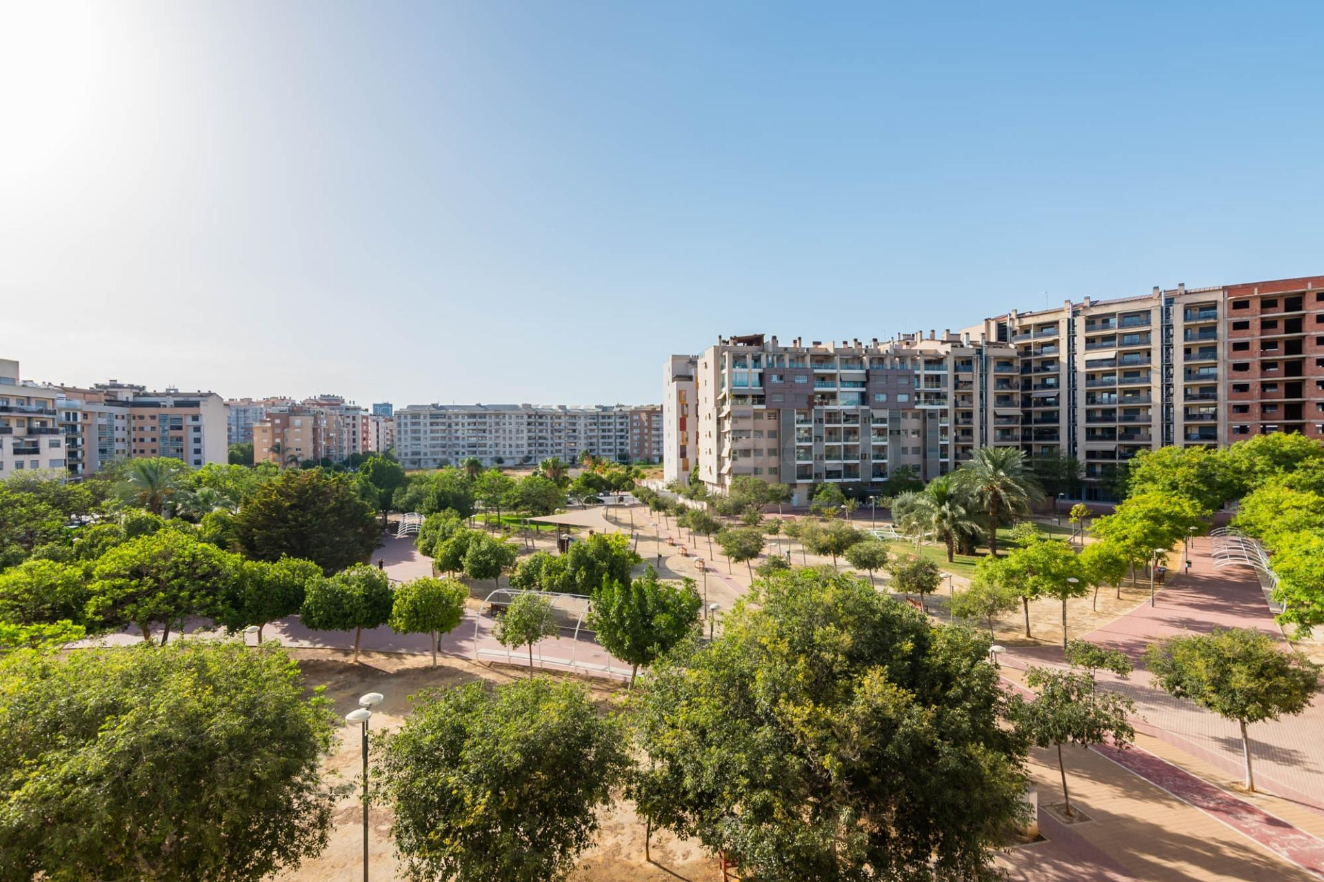 "Exclusivo piso de lujo con vistas al parque y dos plazas de garaje en Juan Carlos I"