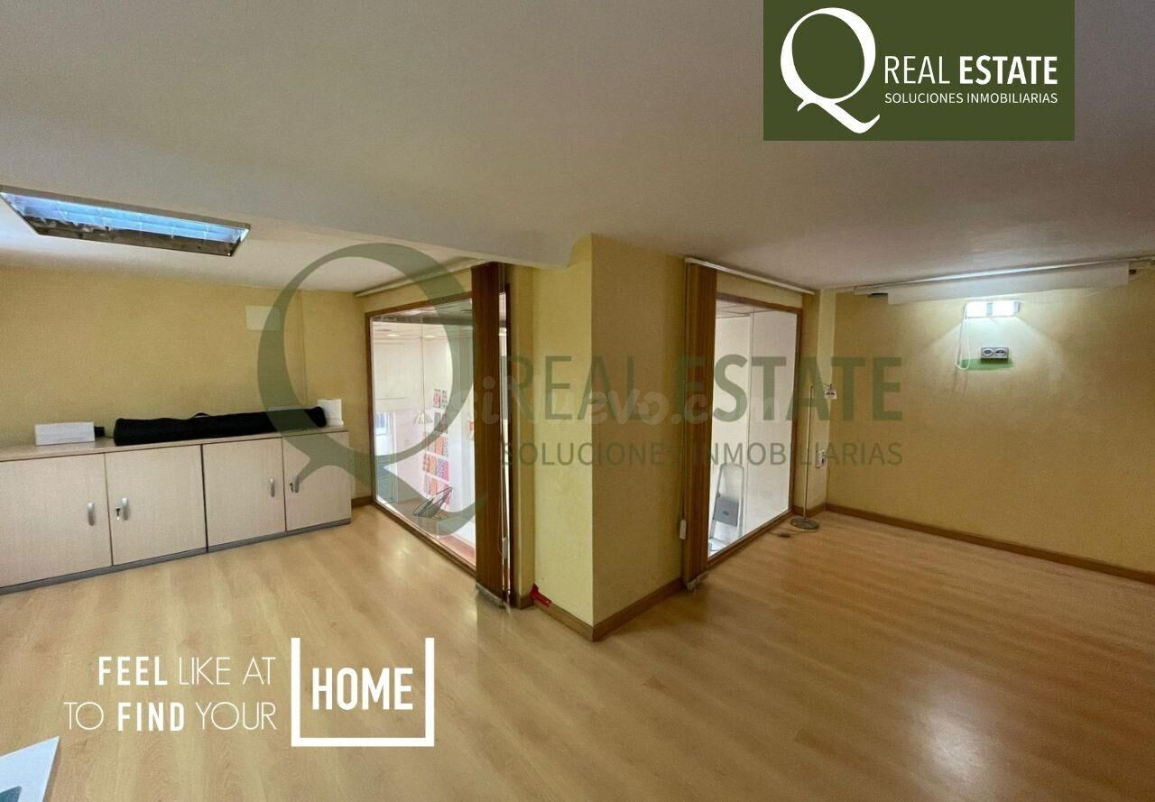 Local tipo Loft en Alicante con doble altura y altillo acristalado de diseño