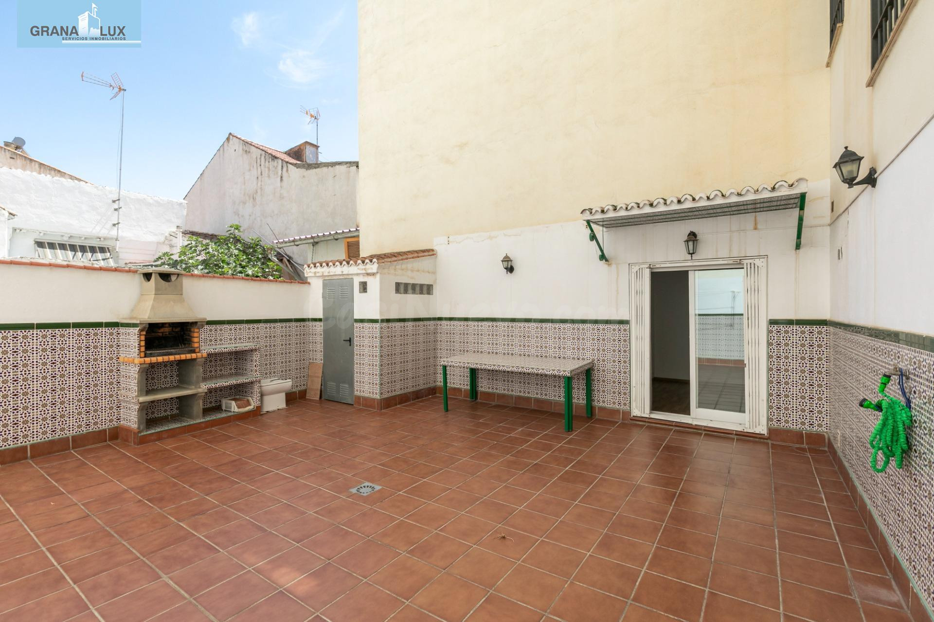 PISO EN VENTA EN ARMILLA CENTRO | 2 DORMITORIOS | GRAN PATIO PRIVADO DE 46 M2