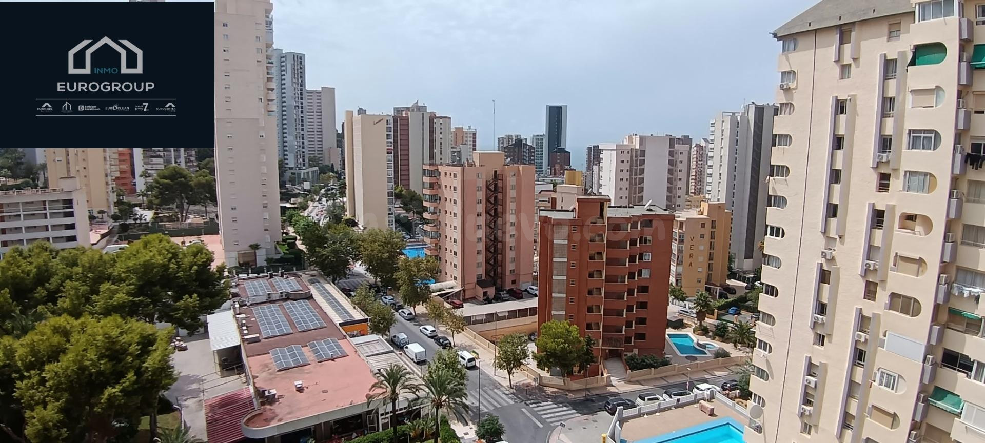 FANTASTICO APARTAMENTO DE 2 DORMITORIOS, REFORMADO EN URBANIZACION CON PARKING COMUNITARIO, CANCHA DE TENIS Y PISCINA