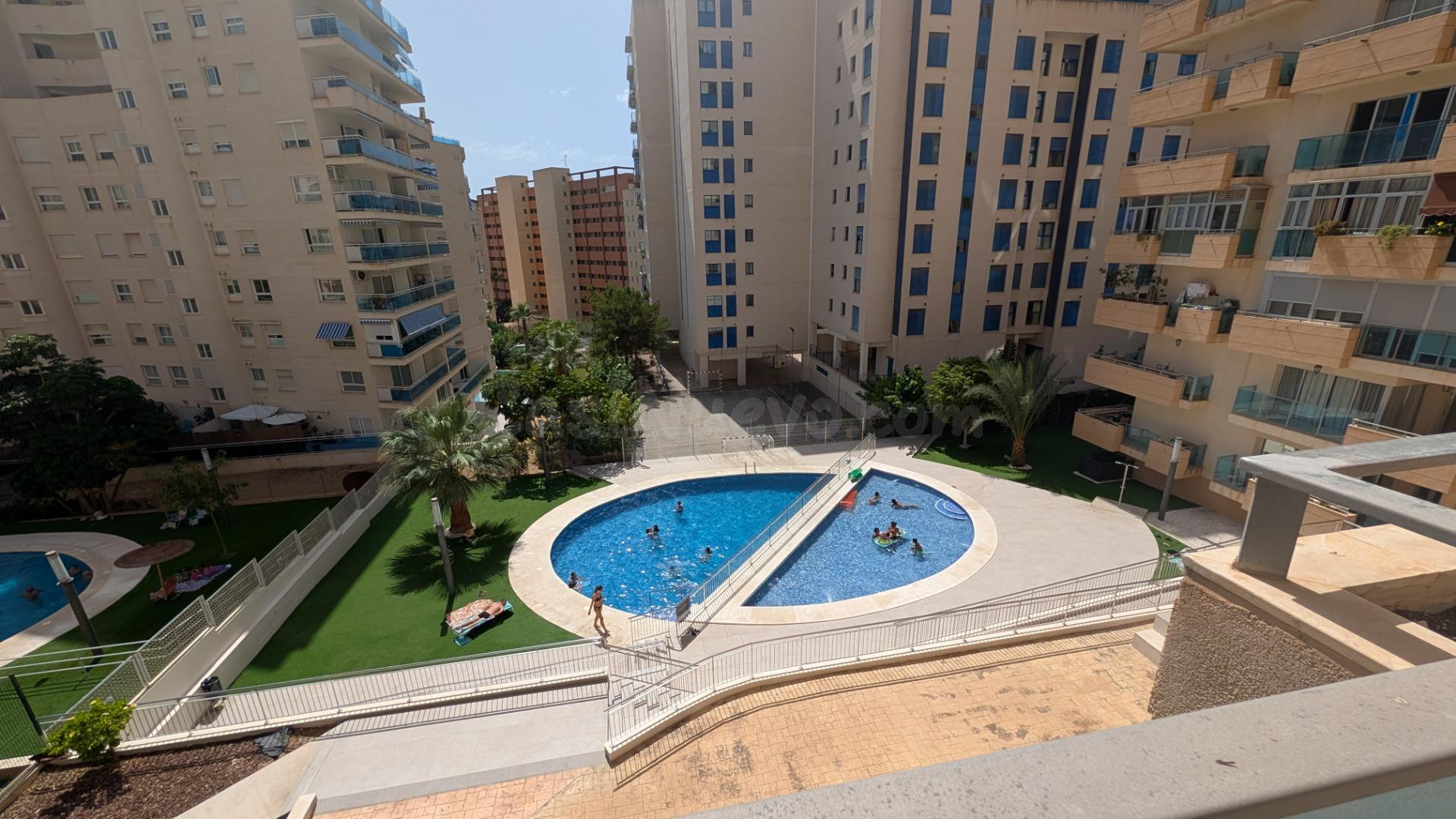 Apartamento de 2 habitaciones y 2 baños en urbanización en la cala con garaje, piscina y trastero! www.euroloix.com