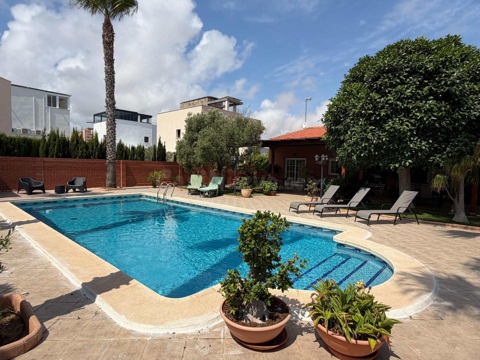 Espectacular Chalet Independiente con Grandes Exteriores, Piscina y Barbacoa en Playa Honda