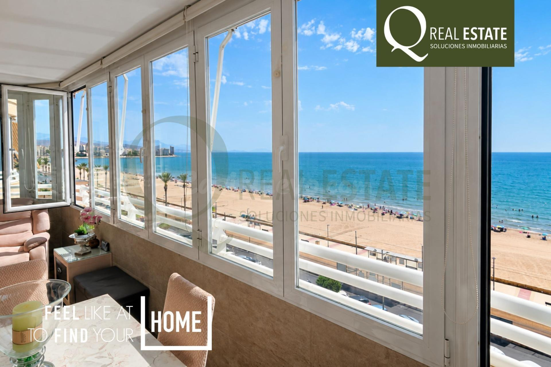 Vivienda de 3 habitaciones, terraza y urbanización completa en primera línea de playa.