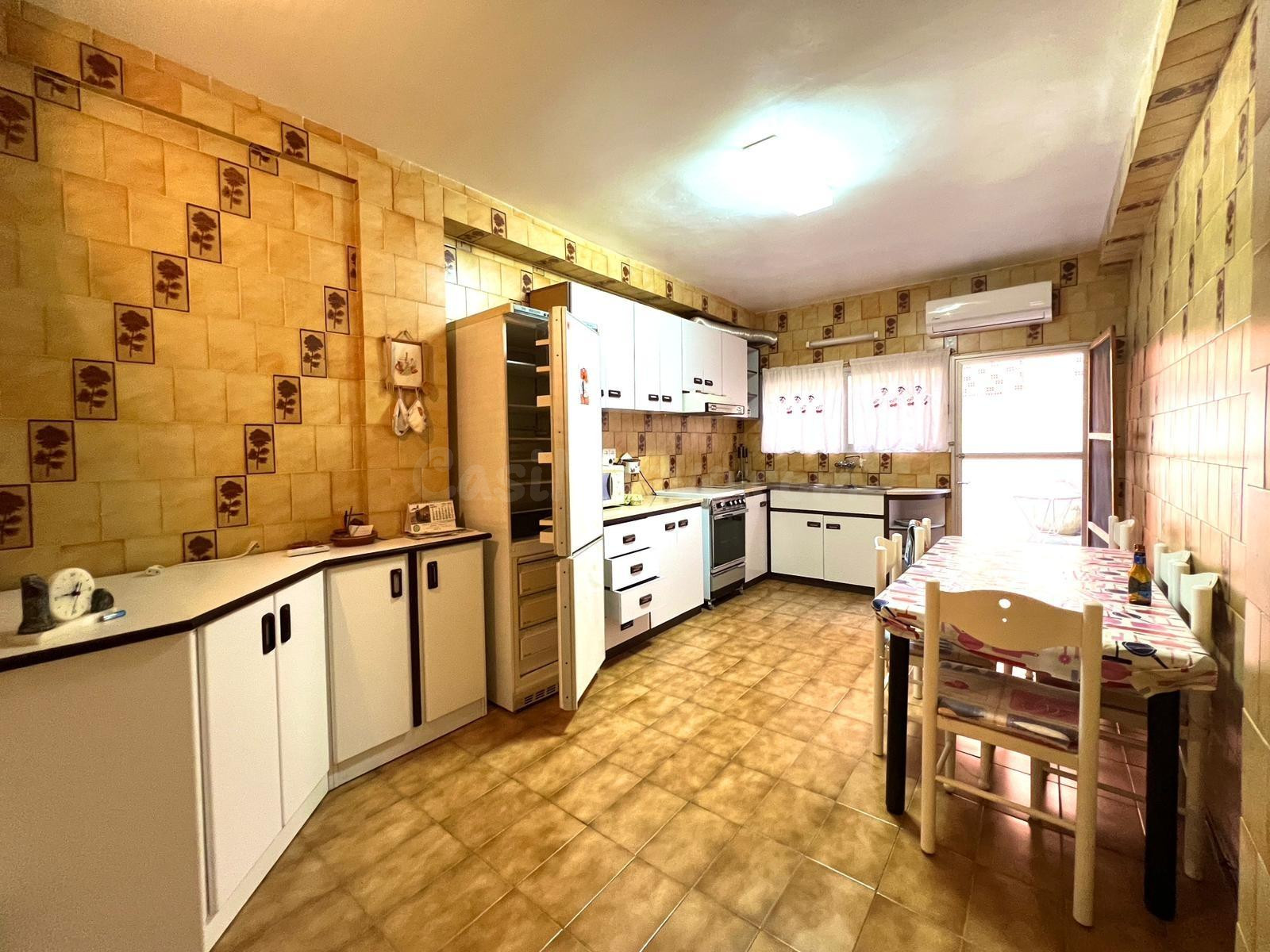 Casa de pueblo de 3 alturas con 6 habitaciones y patio interior en Quesa.