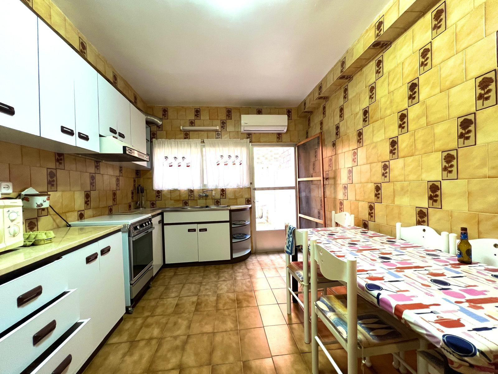Casa de pueblo de 3 alturas con 6 habitaciones y patio inter - foto 4