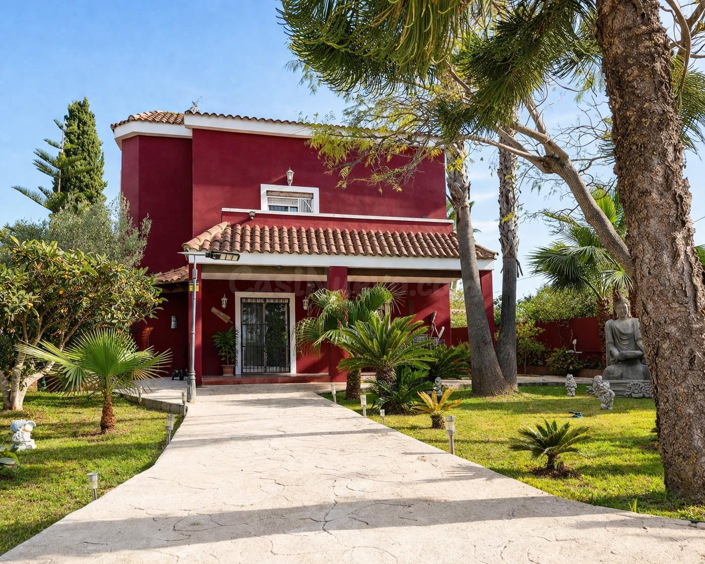 CHALET INDEPENDIENTE EN BÉTERA CON 861 m2 DE PARCELA, PISCINA, PAELLERO Y 5 habitaciones